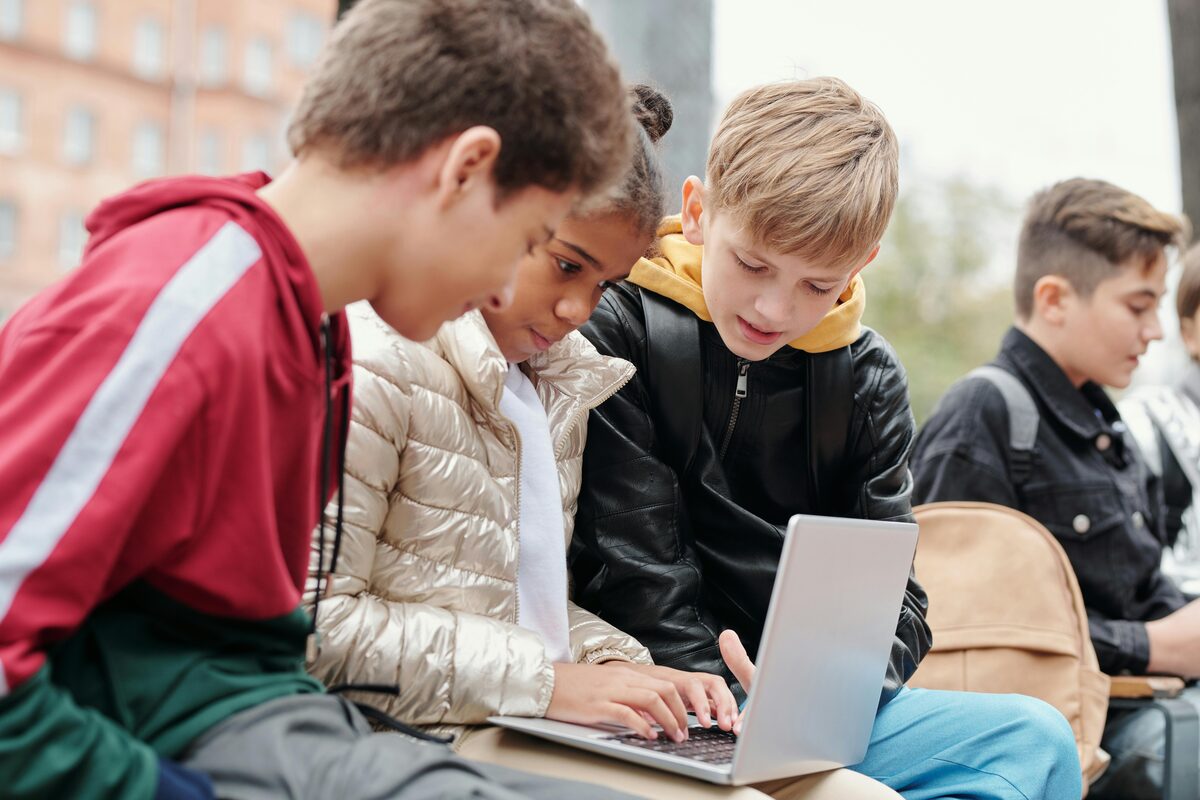 Schüler:innen am Laptop