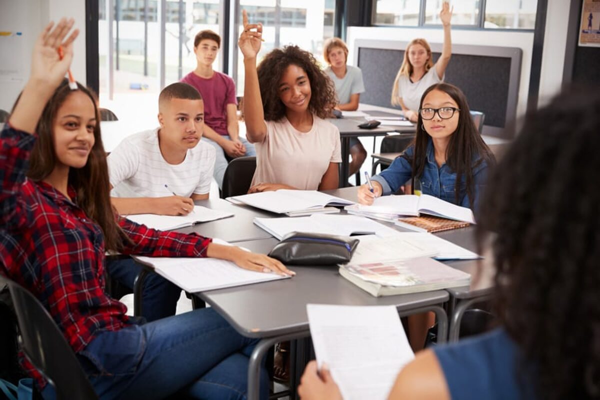 Klassenzimmer mit aufgezeigten Händen