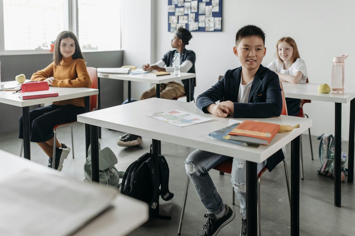 Schüler:innen im Klassenzimmer